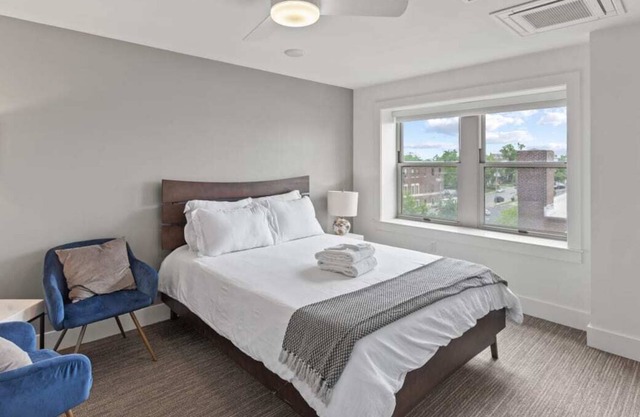 Frontdesk | Sunny Studio Apt near Gillham Park