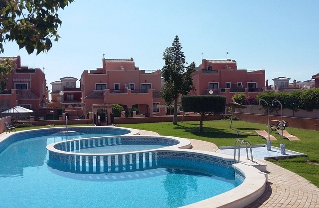Casa totalmente climatizada con piscina comunitaria.