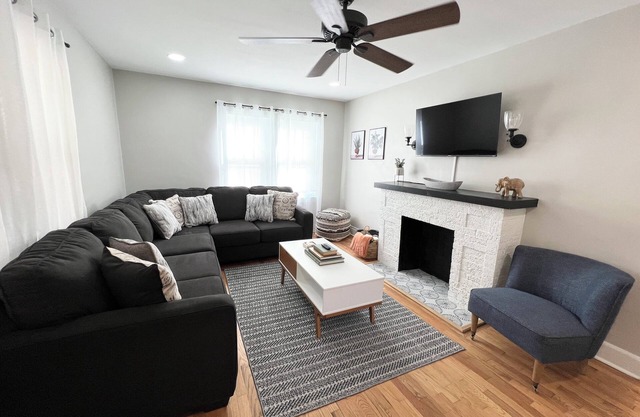 Fully Fenced Yard W/ Basement Bedroom - Sleeps 7!