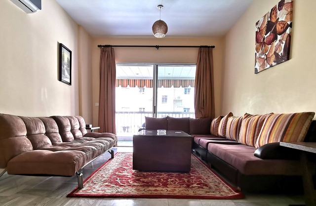 Apartamento completamente amueblado de dos dormitorios en la calle principal de Hamra