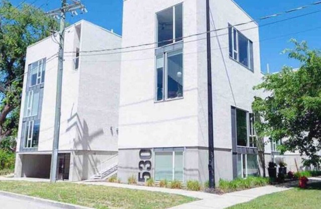 Condominio estilo casa adosada totalmente privado en el distrito Art, estacionamiento gratuito y azotea privada.