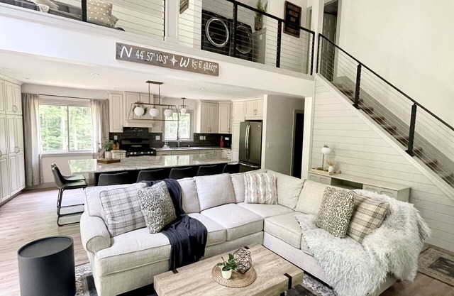 Fully remodeled cottage on private wooded setting, minutes from golf and skiing!