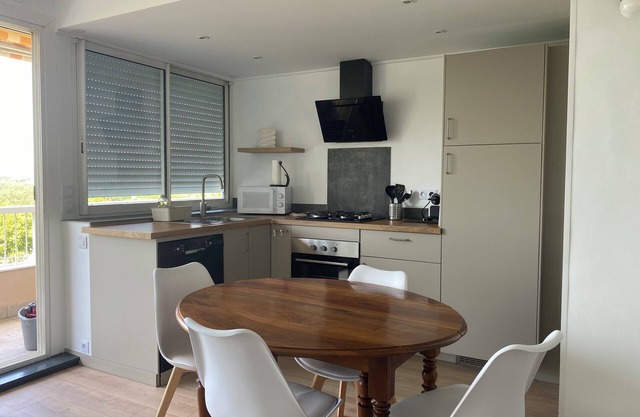 Fully renovated T4 apartment in gated community