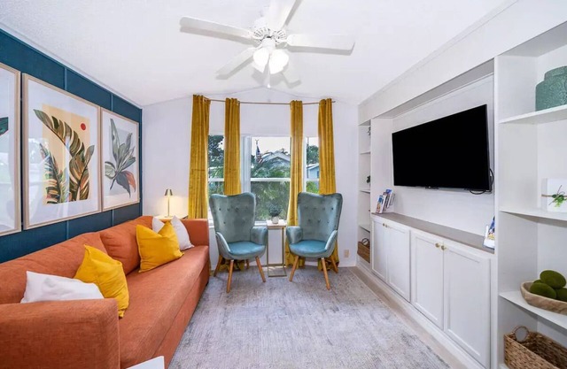 Fully-Stocked Cozy Tropical Cottage-4 mi to Disney