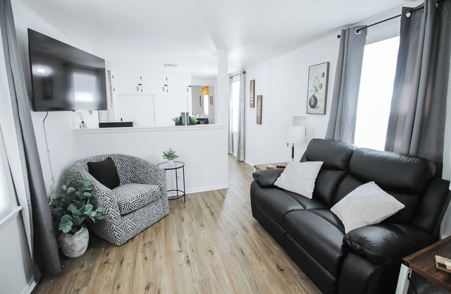 Fully Stocked W/ Amenities - King Bed W/ W&D!