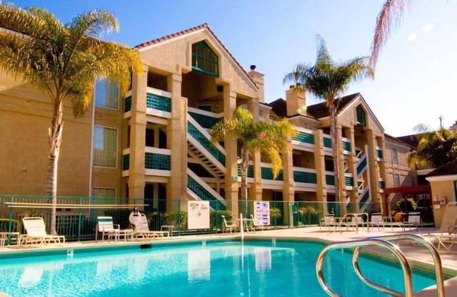 Fun Day at LEGOLAND Discovery Center! Spacious 2BR Unit w/ FREE Breakfast, Pool!