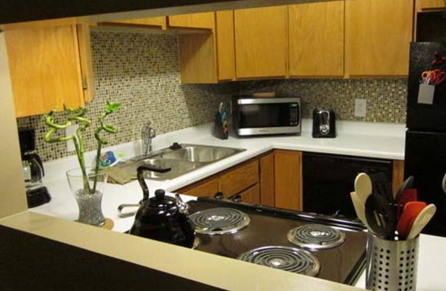 Diversión, moda y económico y agradable! 2 cama / 1BA Condo w / WIFI - 2 millas del centro de