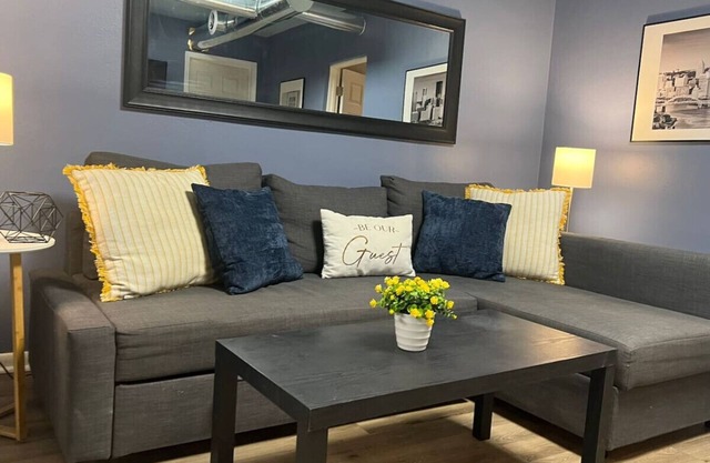 Funky 3rd Floor Condo, 5 Beds w/ Sofa Bed + WIFI!