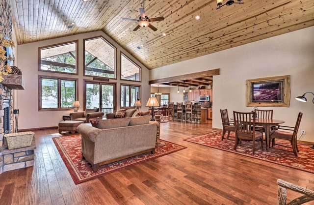 ¡NUEVO! Show Low Luxe Cabin w / Forest Views + Fire Pit