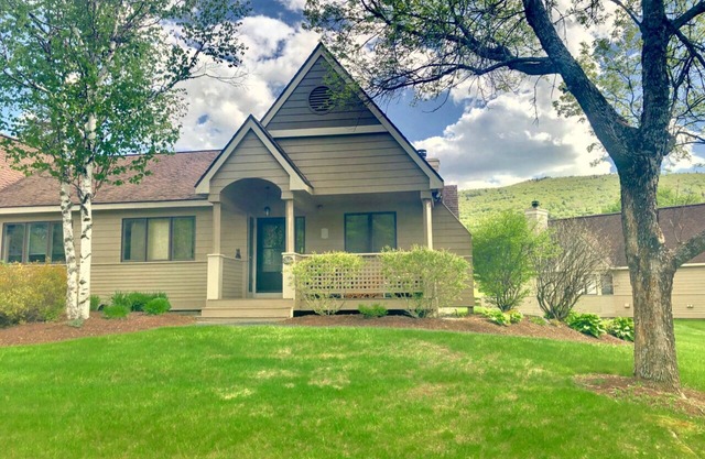 FV36: SOLO LISTO! Soleado y acogedor Fairway Village Townhome justo en el campo de golf. Traslado gratuito a esquí, spa, actividades. Cerca de Santa's Village, Storyland y cientos de atracciones de White Mountains.