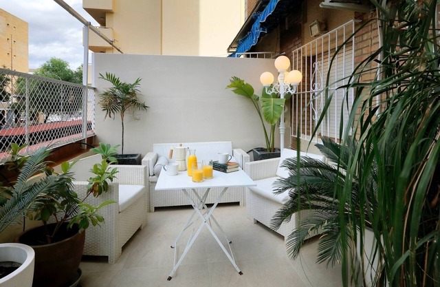 Apartamento jardín cerca del centro