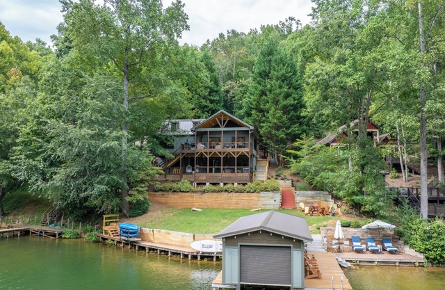 Garner Cove Lake House 4BR 3BA lakefront w/ dock, fire pit, game room