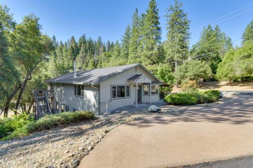 Gateway to Yosemite Group-Friendly Groveland Home