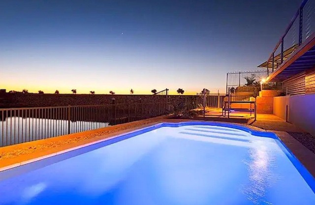 Piscina y embarcadero. Casa familiar muy bien equipada.