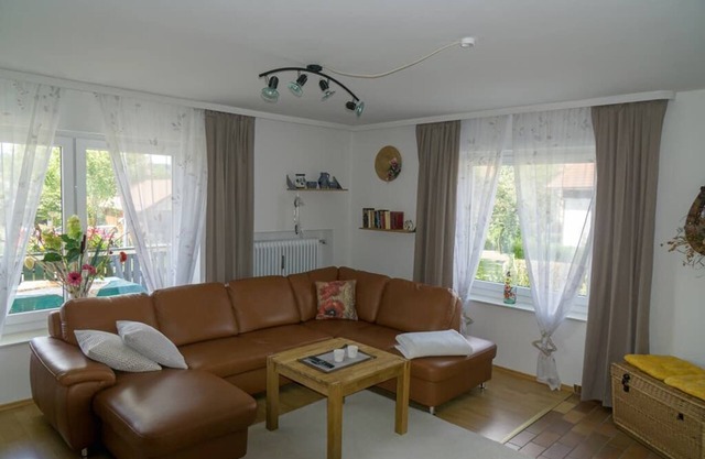 Acogedor apartamento (110m2) con balcón y estufa de azulejos.