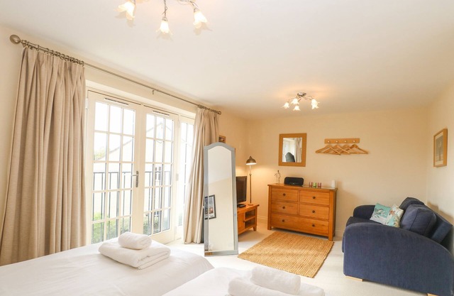 GEORGE HOUSE, family friendly, character holiday cottage in Stalham