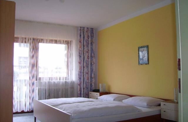 Amplio apartamento con dos balcones privados y barbacoa en el jardín.