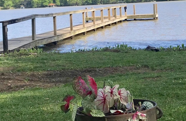 Aléjese del ajetreo de la vida cotidiana con un hermoso retiro frente al río
