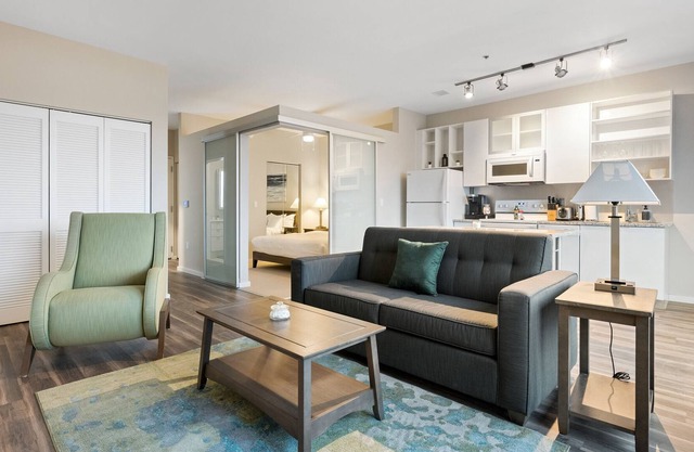 Getaway to Serene Oasis Near Kauffman Stadium 349