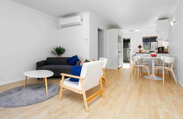 Getaway Villa: 2BR, Sleeps 4, 2 Car Bays, Near Beach