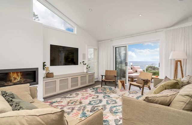 Getawayz NSW - 'Drift' - Absolute Beachfront at Coledale w/ Panoramic Views & Multiple Living Zones