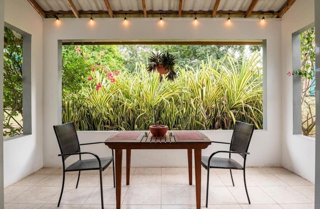 Ginger Mango Garden Apartment-Beach-5min Drive, 1 hr Montego Bay, 25 mins Ocho Rios, Continental Breakfast