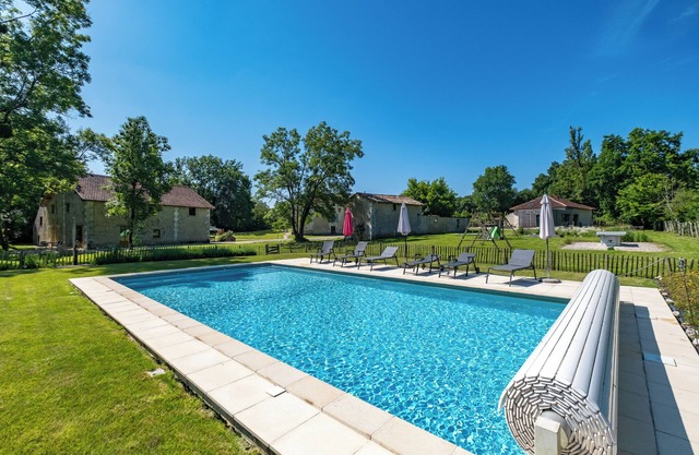 'Gîte La Grange' con piscina compartida, terraza privada y Wi-Fi