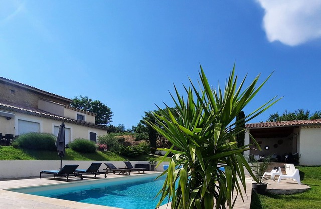 Gîte ''Les Vignes'', heated swimming pool, breathtaking view at the foot of Mt Ventoux