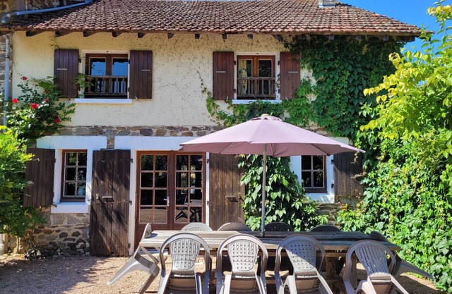 "Gite Merlot" -a spacious, comfortable 5-bedroom countryhouse in French Dordogne