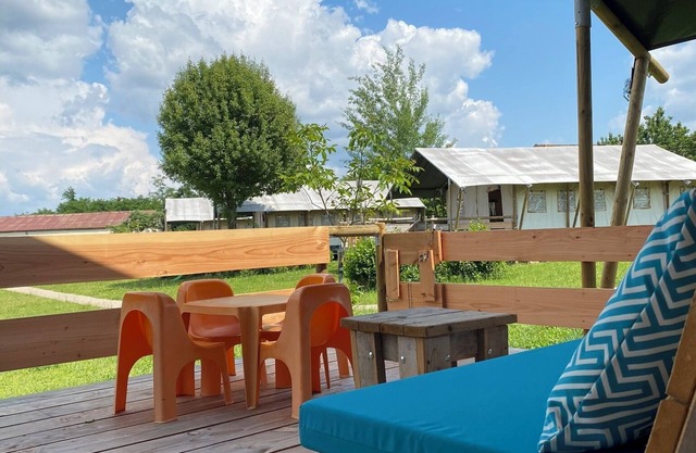 Glamping 'Safarilodge Confort Tent 8 5 Pers' con piscina compartida, terraza privada y Wi-Fi