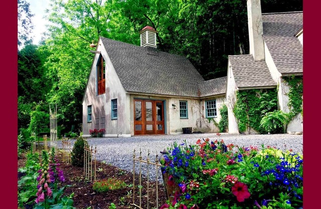 Glen Hollow: vida de lujo con cascada privada