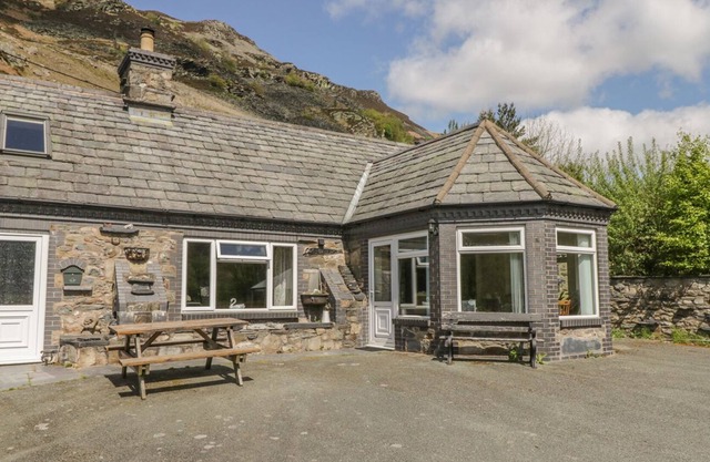 Glendower, LLANGYNOG