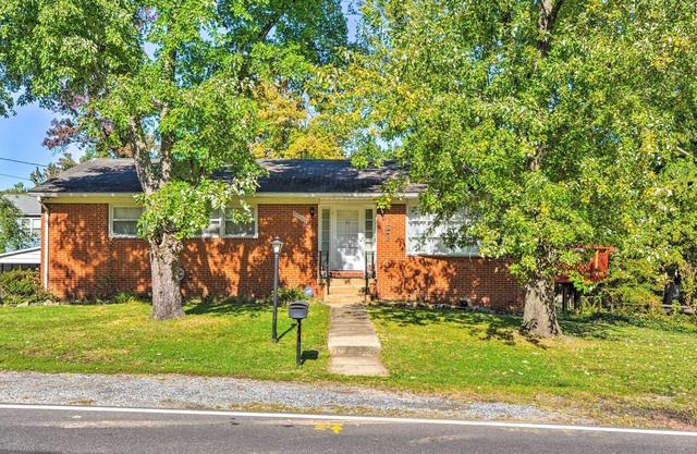 Glenn Dale Apt w/ Yard ~ 15 Mi to Washington!