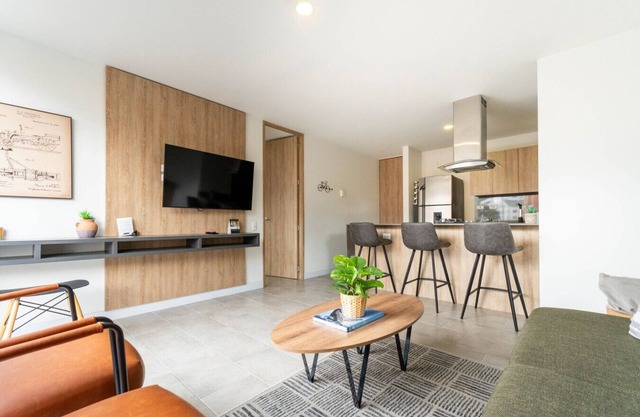 Go Living 702 · Modern Apt near Milla de Oro with AC & Balcony
