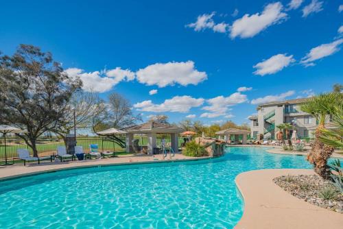 Golf Escape-Walkout Patio-Queen Beds-Free Parking N171