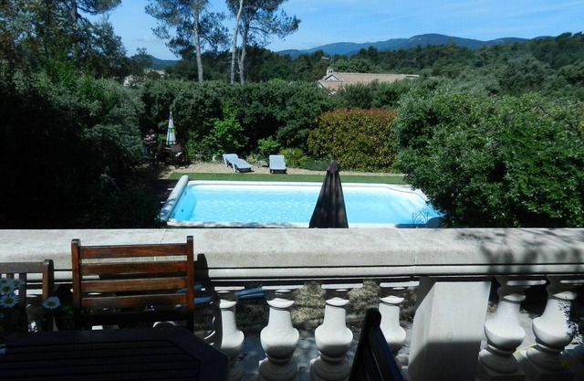 Bonitas comodidades para esta casa en el Luberon, piscina climatizada