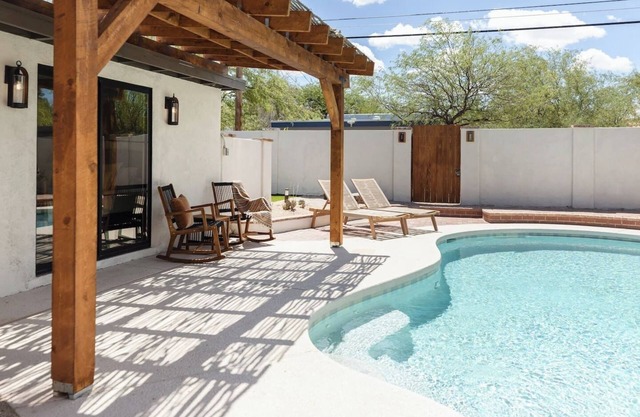 Gorgeous 3br/2bath home with 1br/1bath casita w/ plenty of space to relax.