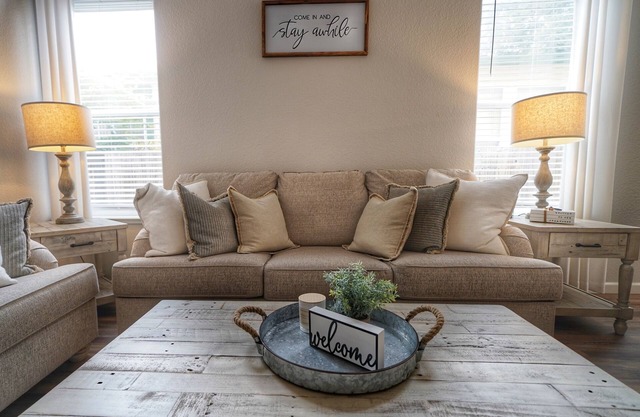 Gorgeous 4 bedroom w/ hot tub in Windsor