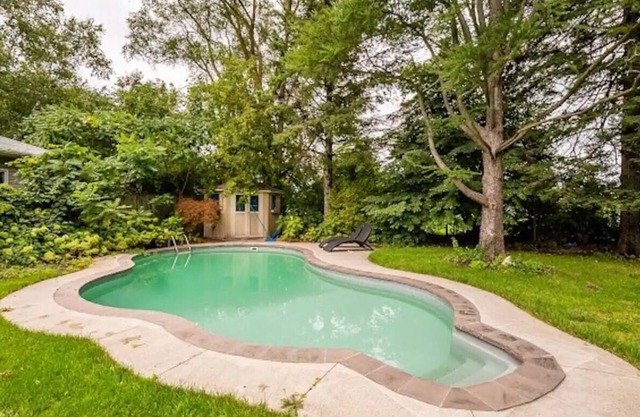 Gorgeous 4BR Villa with pool in a prestigious Neighborhood in Port Credit Miss