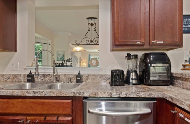 Gorgeous 4BR w/ Air Hockey/foosball Lakeridge Home