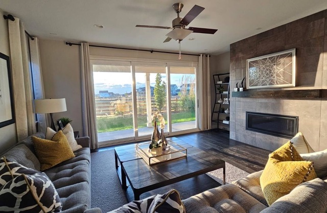 Gorgeous and spacious home on golf course lot, 20 minutes from downtown