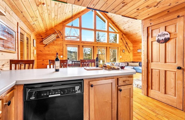 Gorgeous Chalet! VIEWS! Hot Tub! Sleeps 12! Games+