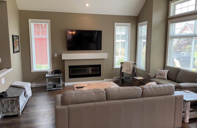 Gorgeous Cottage. ..Mere Steps From The Beach!!! The Cottages on Osoyoos Lake.