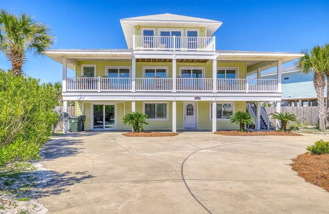 Hermosa vista al golfo, casa de cinco habitaciones en 1303 Ariola Drive-Seashell Chateau