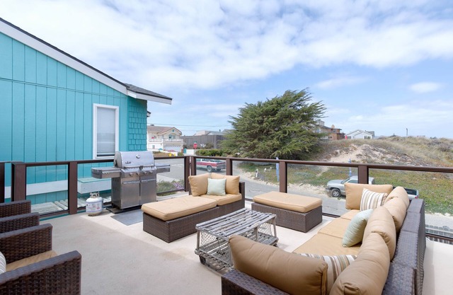 GORGEOUS HOME, STEPS TO THE BEACH WITH OCEAN VIEWS!