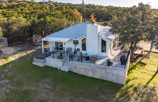 Gorgeous Home with Hot Tub 5min from the River