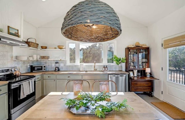 Gorgeous Home With Hot Tub 5min From the River