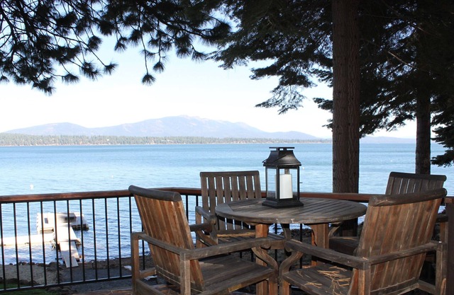 Lake Almanor West Lakefront Log Cabin (Inicio) EL LAGO ESTÁ LLENO