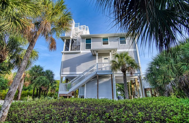 GORGEOUS LUXURY ISLAND HOUSE with PRIVATE POOL and SWEEPING WATER VIEWS