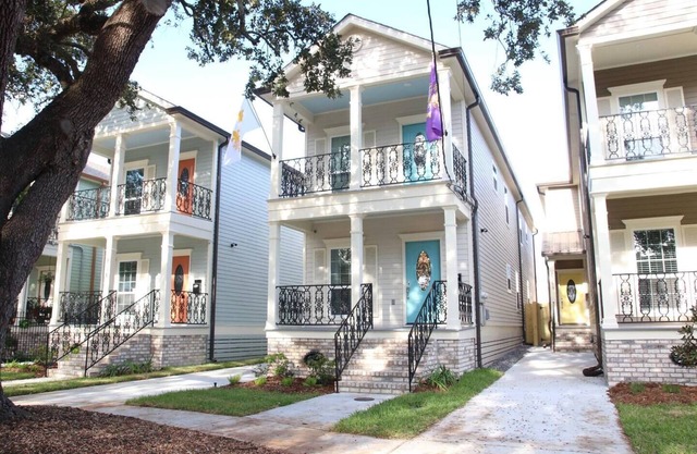 This duplex is a 3 bedroom(s), 2 bathrooms, located in New Orleans, LA.